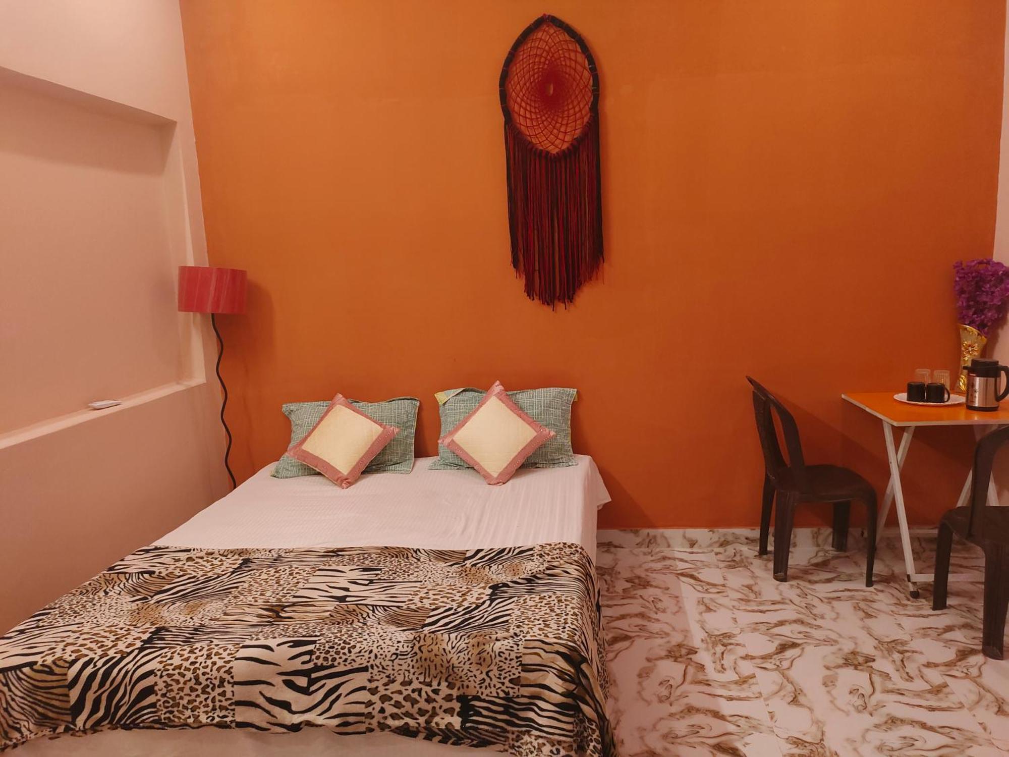 Banarasiya Stay Walking Distance To Banaras Railway Station Varanasi Quarto foto